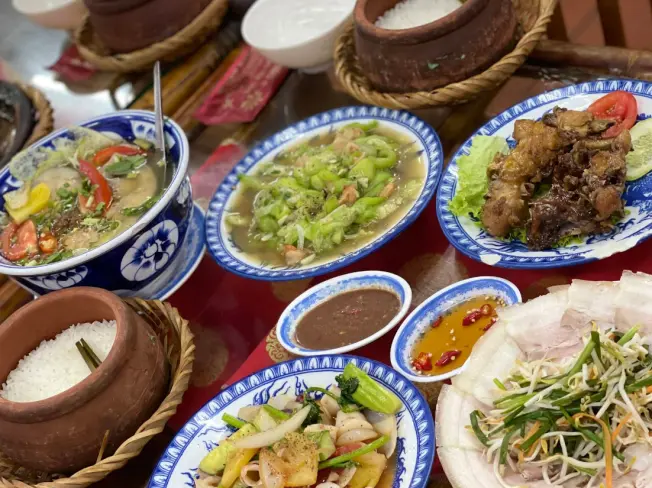 Quán Cơm Niêu Rau Tập Tàng