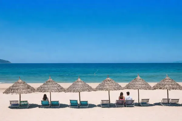 다낭-미케비치-비치체어-연인들-여행자