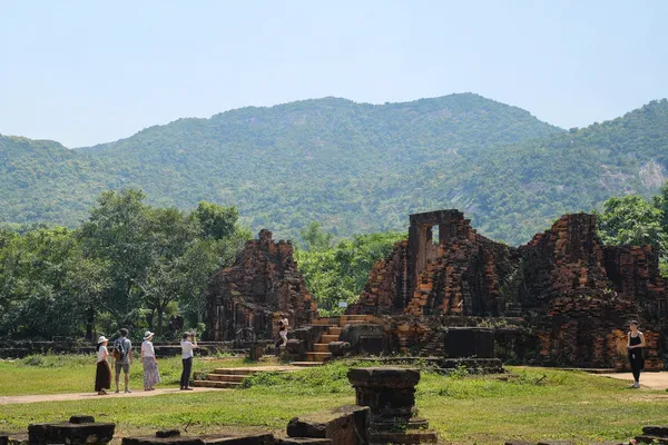 미선-유적-맑은-하늘과-유적지