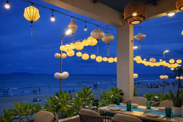 미한-씨푸드-저녁-조명-테이블