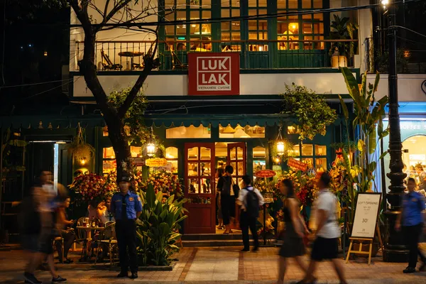 분짜-전문점-LUK-LAK-저녁-시간-매장-앞