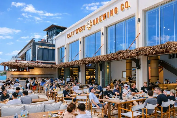 이스트-웨스트-대형-테라스-맥주를-마시는-사람들