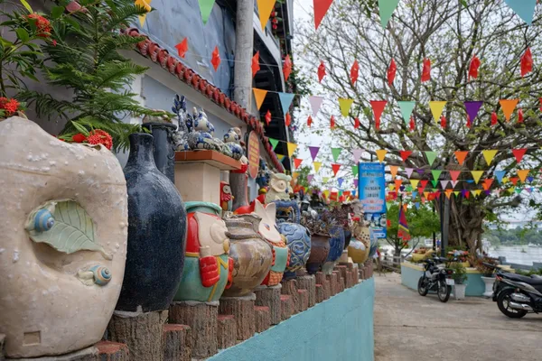 탄하-도자기-마을-도자기가-놓인-길목