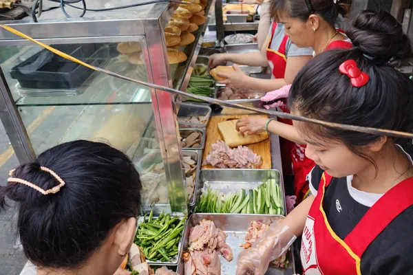 다낭-바란-샌드위치-만드는-모습