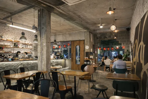 디엔지-커피-엔틱-분위기-조명