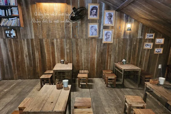 막내-삼촌의-커피-가게-테이블