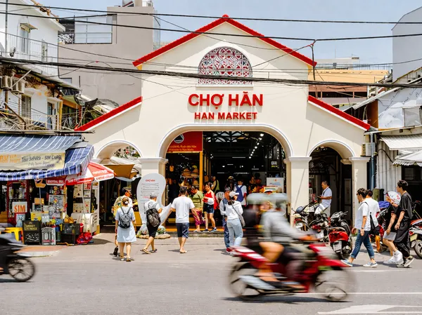 한시장-앞을-오가는-사람들-정면