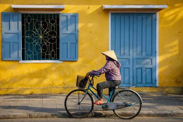 호이안-올드타운에서-자전거를-타는-여행자