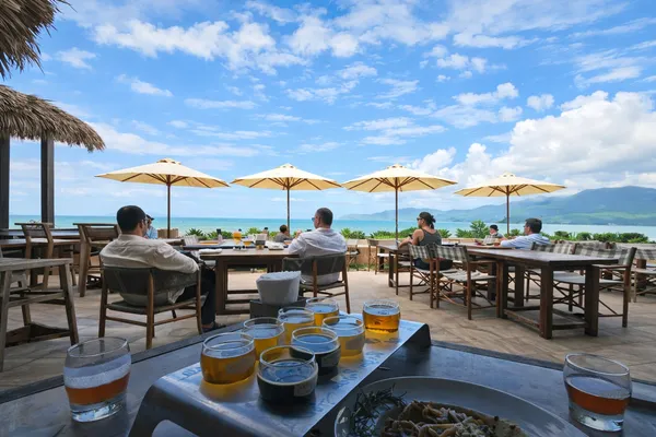 이스트-웨스트-브루잉-다낭-맥주-마시는-사람들-야외-테라스